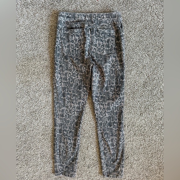 ‼️SOLD‼️ SPANX Jean-ish Ankle snake print leggings - Picture 2 of 3